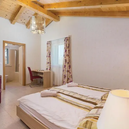 Gorgeous Home In Rezanci With Jacuzzi Holiday home *