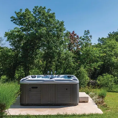 Gorgeous Home In Rezanci With Jacuzzi *