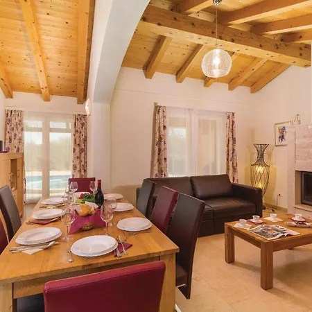 Gorgeous Home In Rezanci With Jacuzzi *