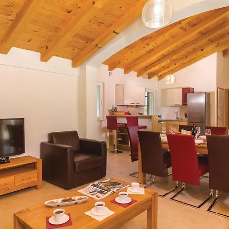 Gorgeous Home In Rezanci With Jacuzzi *
