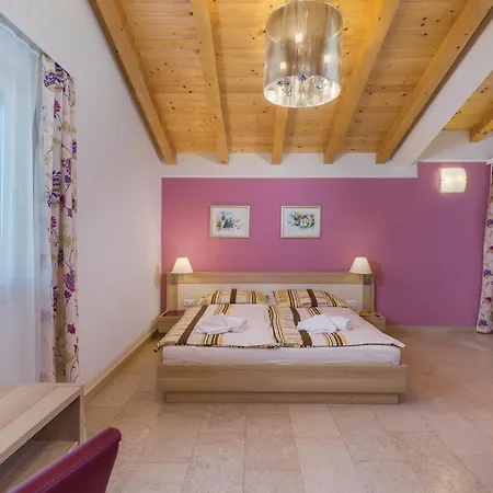 Gorgeous Home In Rezanci With Jacuzzi Holiday home