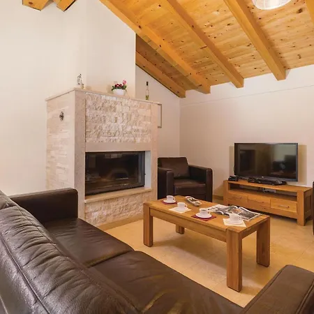 Gorgeous Home In Rezanci With Jacuzzi