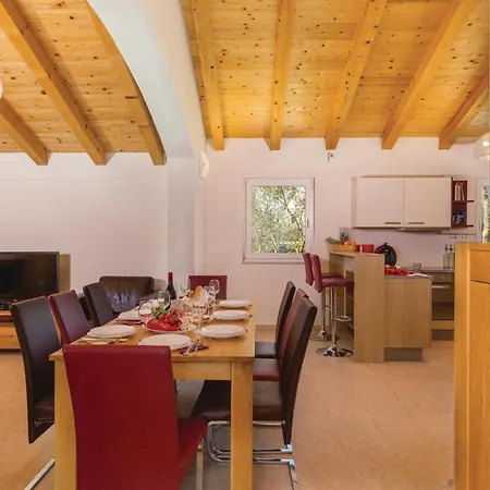 Gorgeous Home In Rezanci With Jacuzzi Holiday home