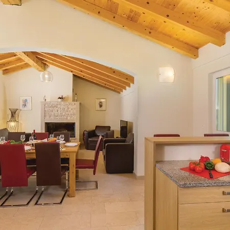 Gorgeous Home In Rezanci With Jacuzzi *