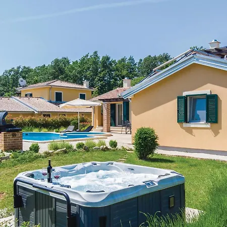 Gorgeous Home In Rezanci With Jacuzzi Holiday home