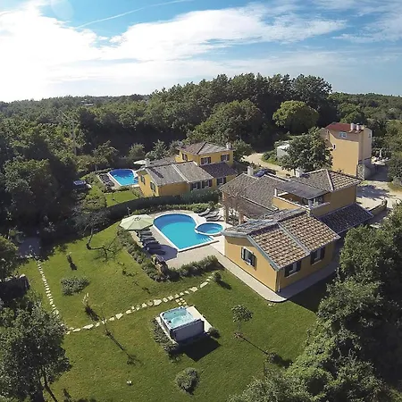 Gorgeous Home In Rezanci With Jacuzzi Holiday home *