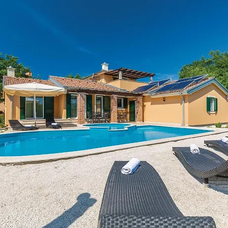 Gorgeous Home In Rezanci With Jacuzzi Holiday home *